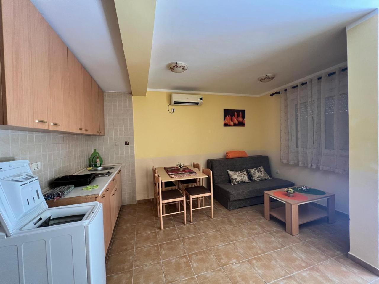 Apartments Brnjada Sutomore Quarto foto